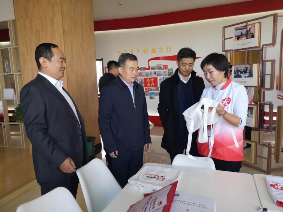自治区民政厅调研组在康巴什区达尔罕社区调研.jpg