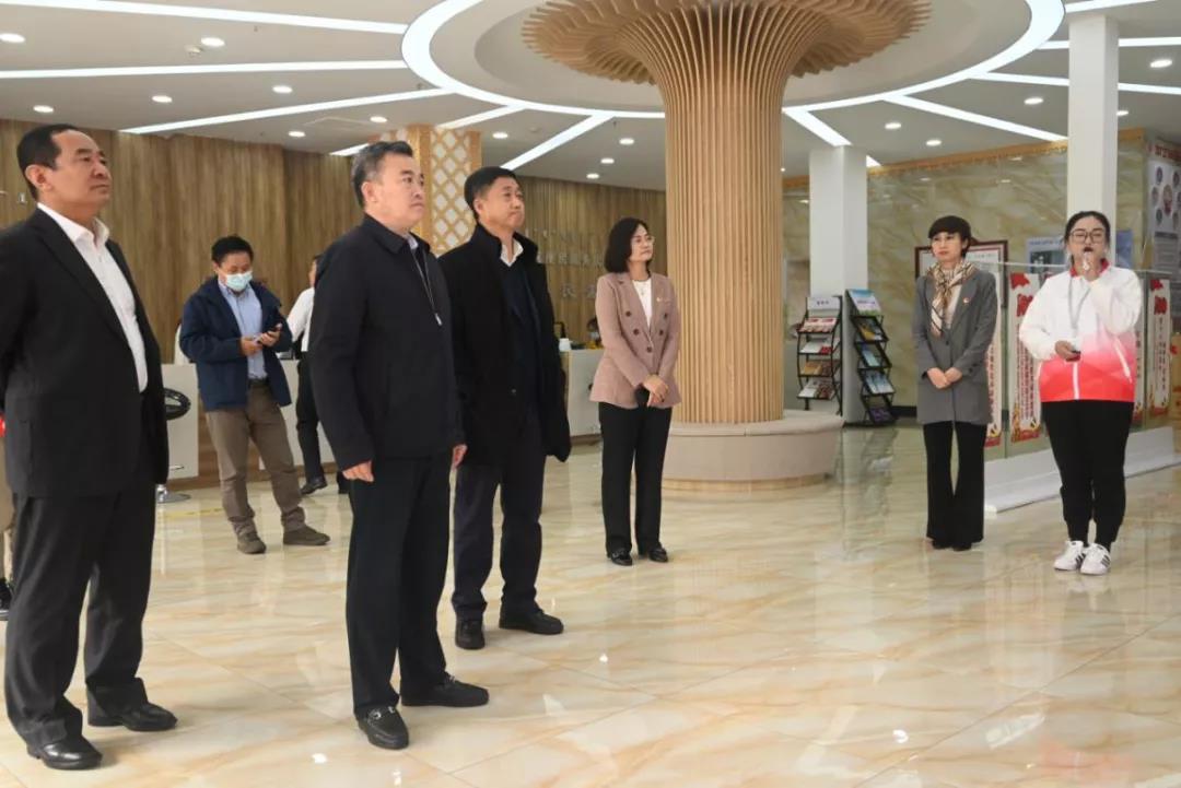 自治区民政厅调研组在康巴什区园丁社区调研.jpg