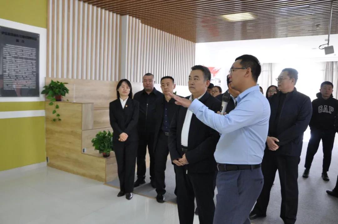 自治区民政厅调研组在伊金霍洛旗社会组织双孵化园调研.jpg