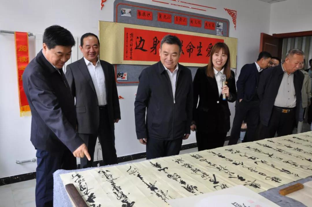 自治区民政厅调研组在伊金霍洛旗新北社区调研.jpg